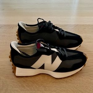 New Balance 327 navy and white shoes. Size 6.5. Great condition!